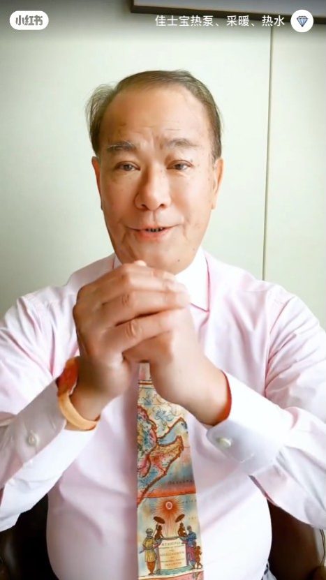 令不少網民指難以專心聽他說話,因為注意力被其牙齒分散。