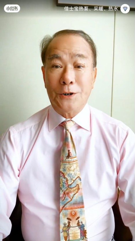 近鏡拍攝的影片可見李修賢的牙齒狀況引起網民注意。