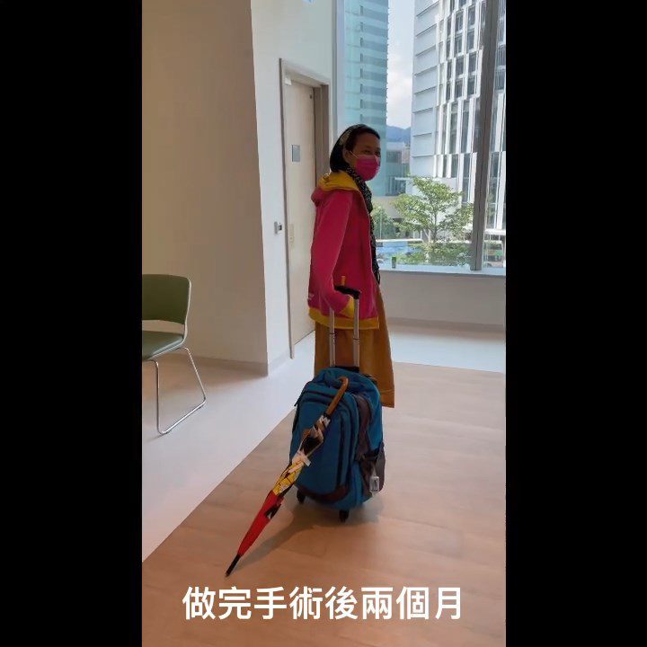 石天欣仔細記錄母親的狀況。