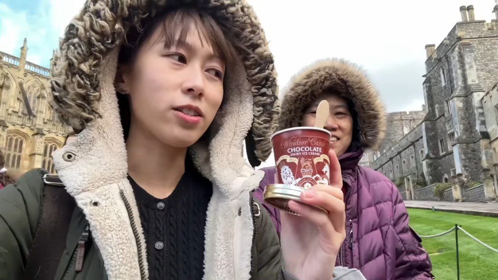 母女二人一同遊玩和品嚐美食。