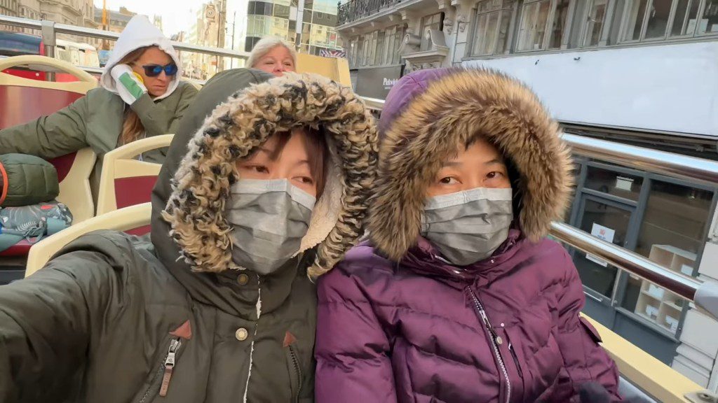 兩母女一起乘坐開篷觀光巴士遊覽。
