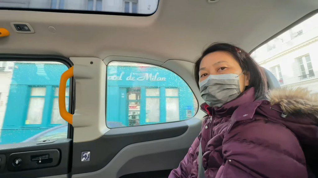 石媽媽在旅程中努力強裝精神。