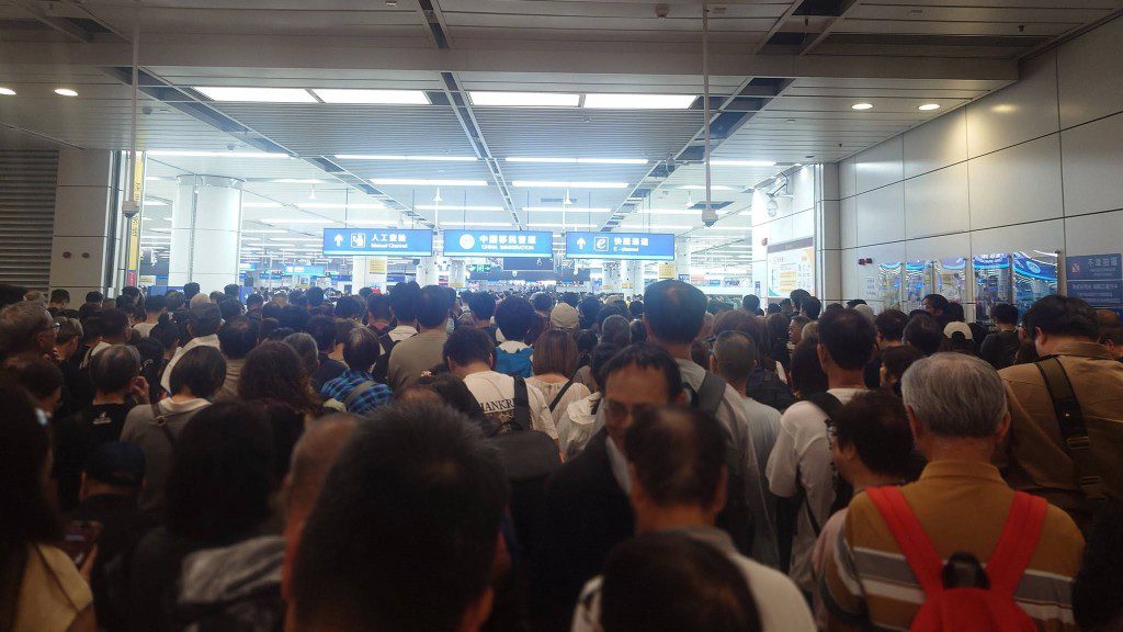 重陽長假期深圳灣口岸人流密集 巴士站現等候人龍