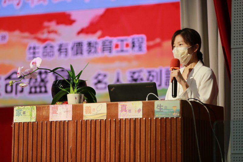 2022年，她在明愛馬鞍山中學的講座中，向師生分享前往阿富汗及海地救援的經歷。（圖：明愛馬鞍山中學網站）