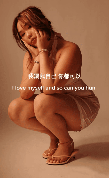 林霏兒穿上粉紅色性感睡袍。