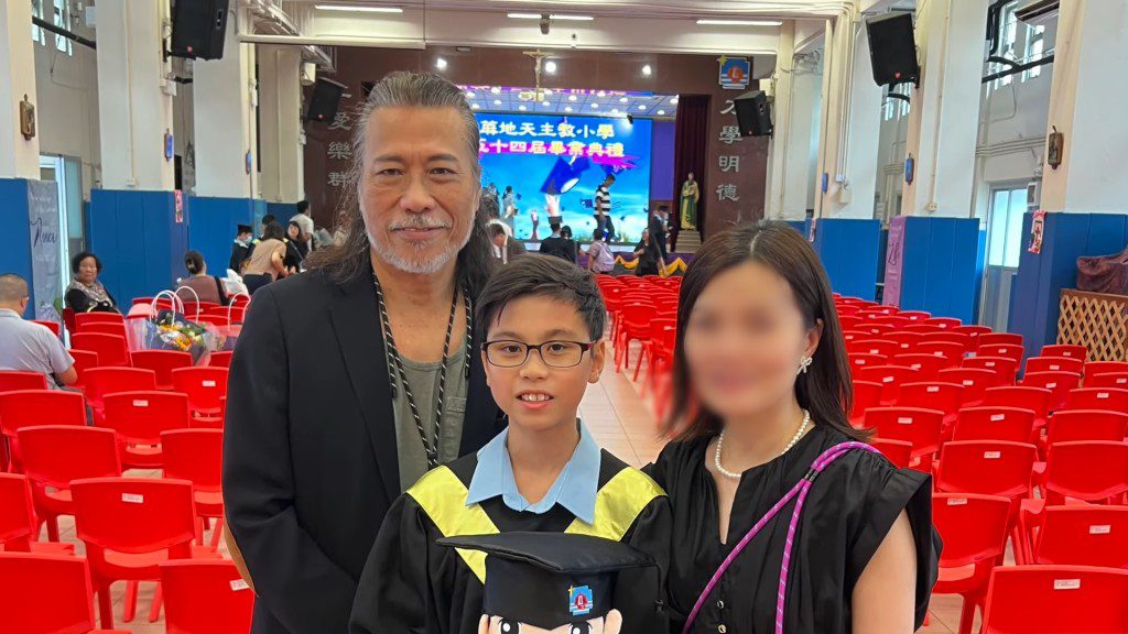 夏韶聲與外孫在學校拍攝了不少照片。