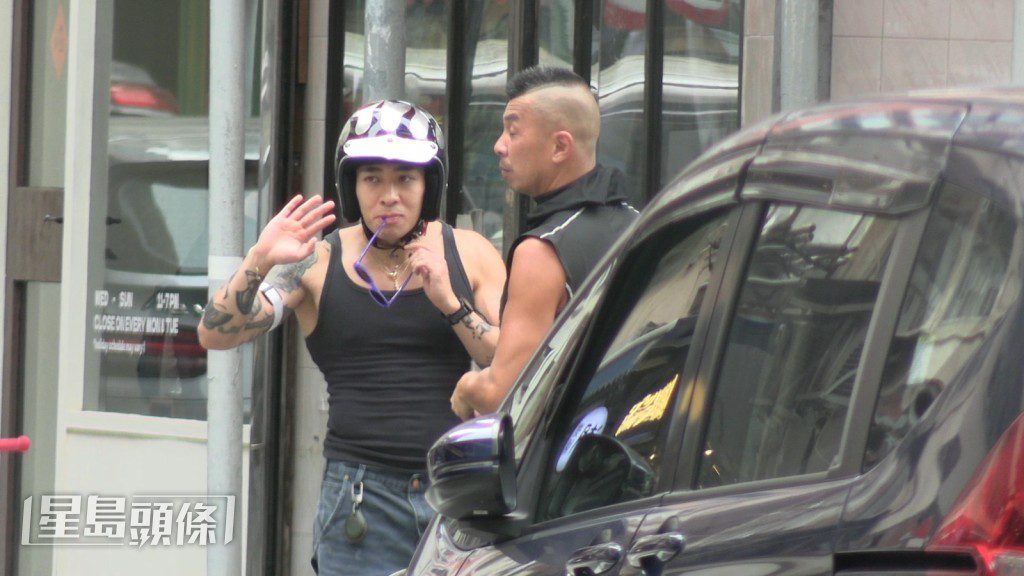 與朋友度過一個下午後，Tyson 準備駕車離開並道別。