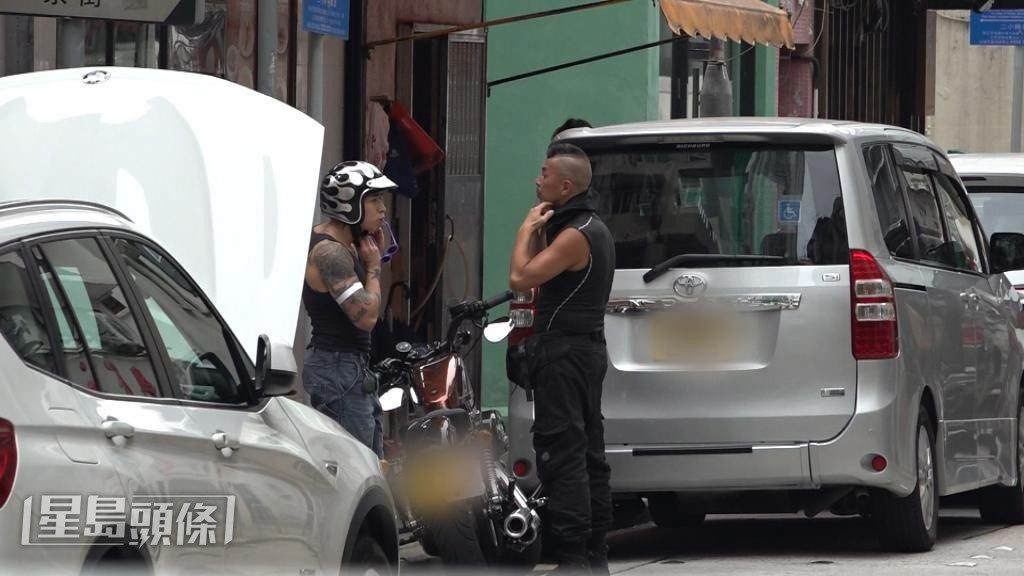 Tyson 與友人交談時表情豐富，話題圍繞著電單車。