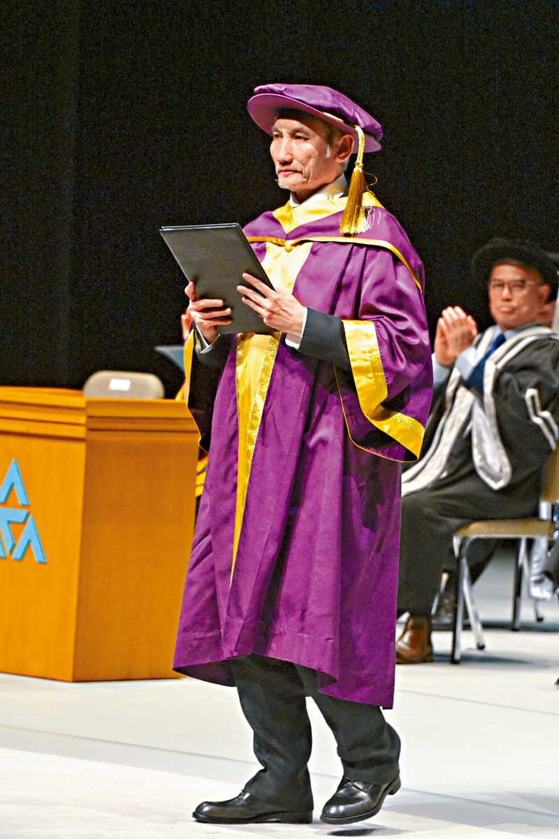 徐克獲頒香港演藝學院榮譽博士。