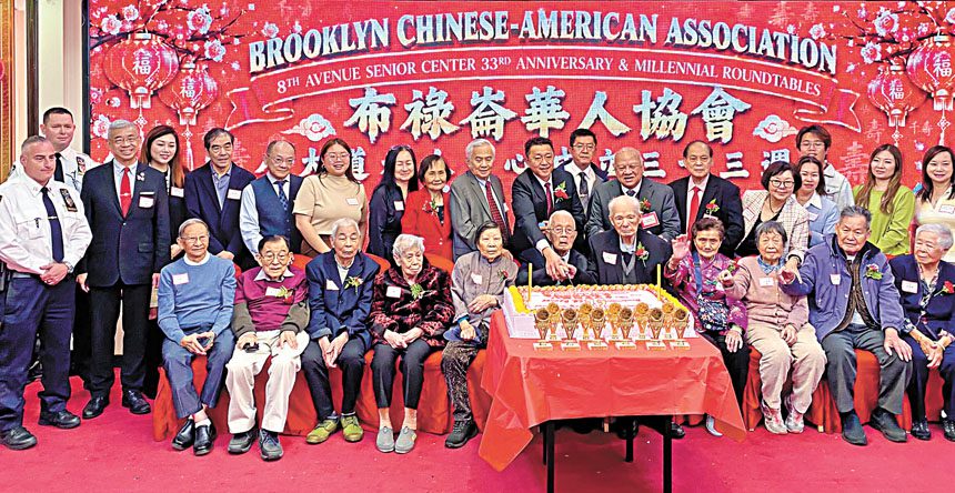 出席16日活動部分嘉賓切蛋糕慶祝。