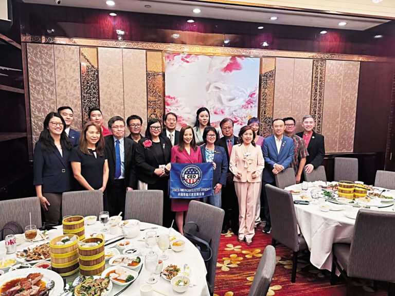 16位候選人共同探討華裔在今年中期及地方選舉中所面臨的挑戰。前排左五為會長黃瑞雅。本報記者攝