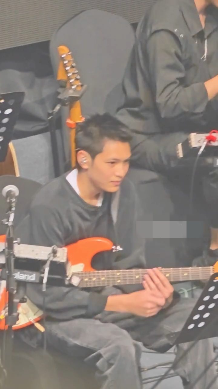 19歲的張慕童抱著結他亮相,被讚繼承父母優良基因。