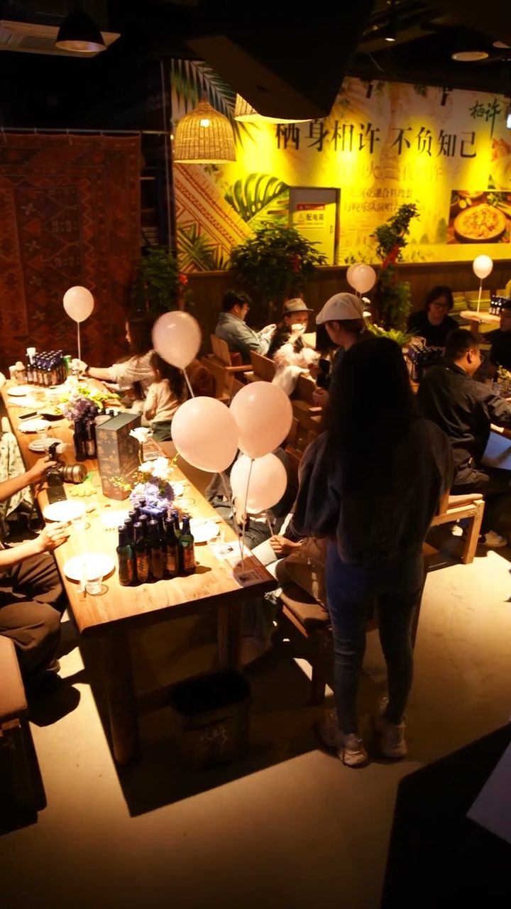 派對場地用氣球與鮮花裝飾，營造浪漫氛圍。