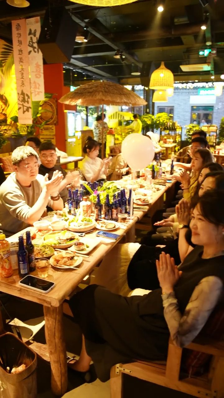 親友們為壽星女張暖雅唱生日歌送上祝福。