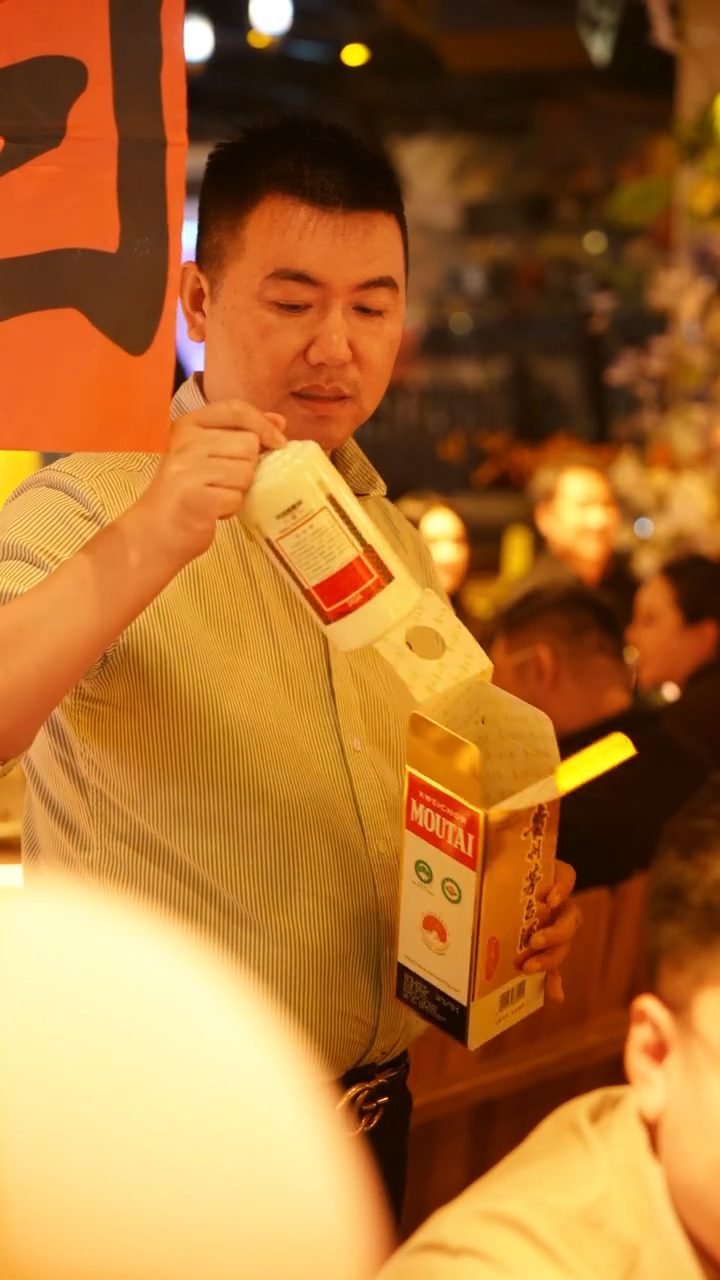 張暖雅的劉姓丈夫親自開箱茅台，準備招待賓客。