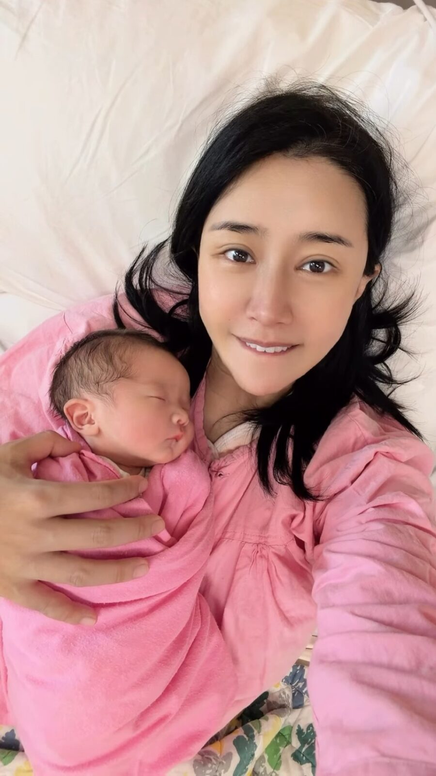 張暖雅分享與兒子的合照。