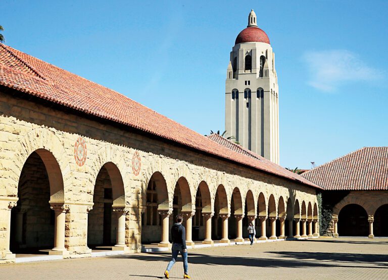 史丹福大學在最新世界大學排名中位居全球第三，較去年上升兩位。美聯社資料圖片