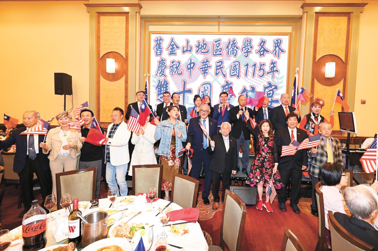 嘉賓友好在現場合唱《中華民國頌》。馬紅兵攝