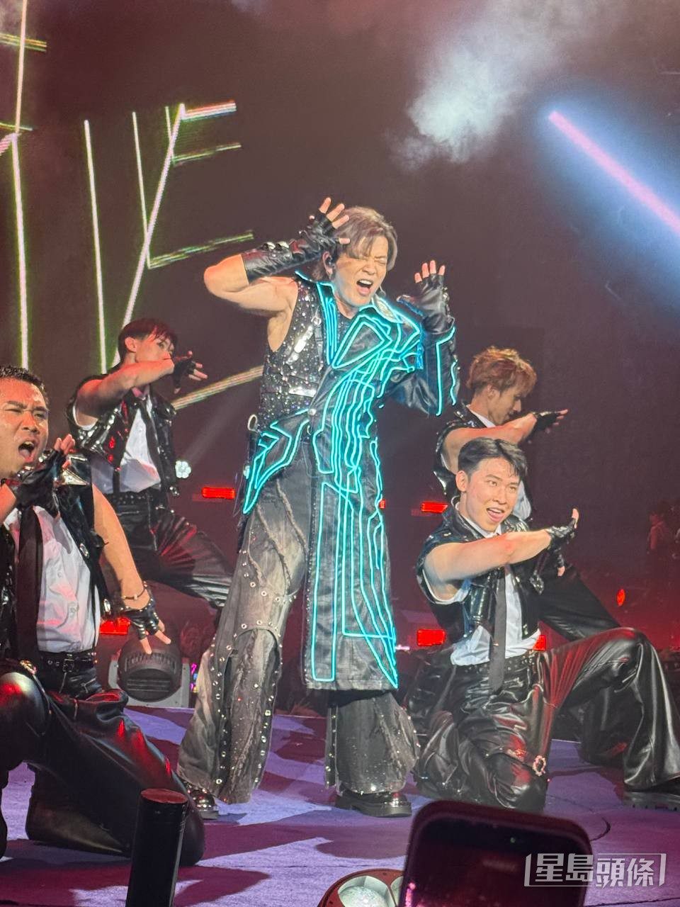 陳曉東在演唱會上展現右臂肌肉，又唱又跳演繹多首快歌。