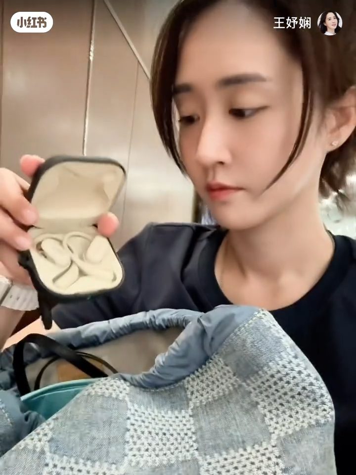 王妤嫻分享的耳機是SHOKZ，售價約1600元。