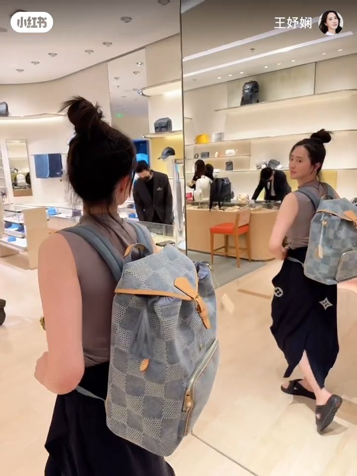 王妤嫻對LV Montsouris Backpack愛不釋手。
