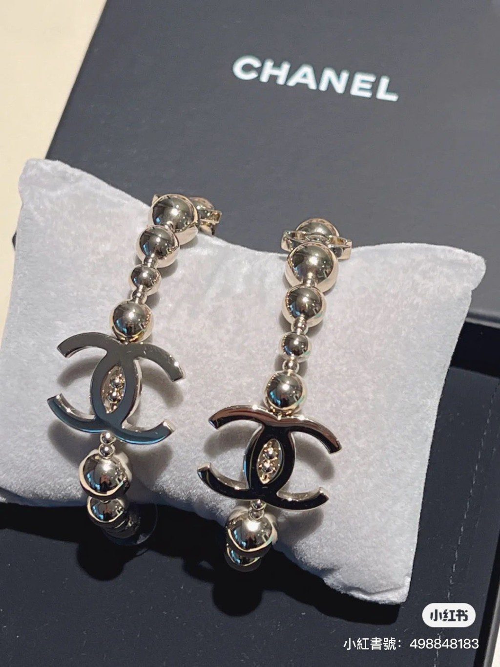 王妤嫻展示CHANEL耳環。