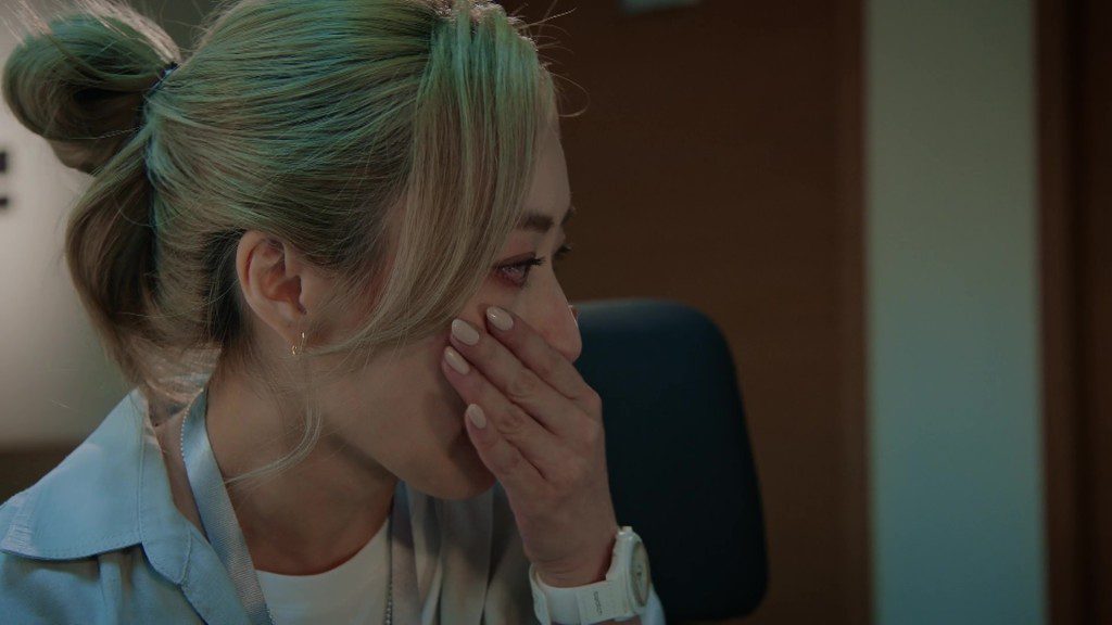 她激動得全身顫抖不已。