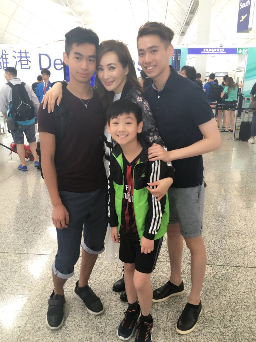 羅霖的三名兒子從小已遺傳了母親的良好基因。