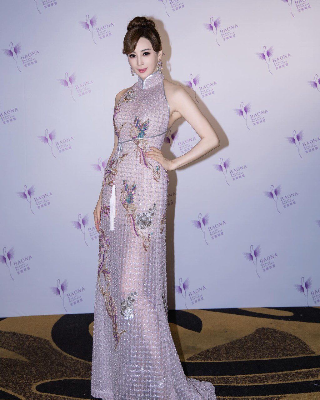 羅霖北上出席商演,身穿旗袍款式透視長裙,展現修長美腿。