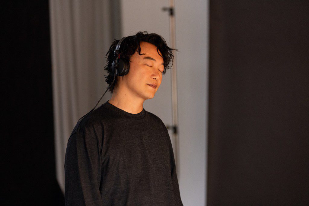 陳奕迅正為12月在香港演藝學院舉行的現場錄音演出《Recording Sessions with Mr. Eason Chan》作準備,希望為經典作品注入新生命。