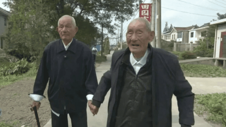 揚州百歲兄弟分享長壽之道：規律生活與良好心態