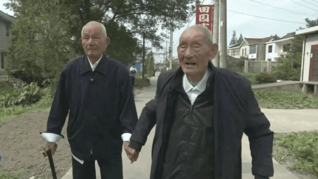 揚州百歲兄弟分享長壽之道:規律生活與良好心態