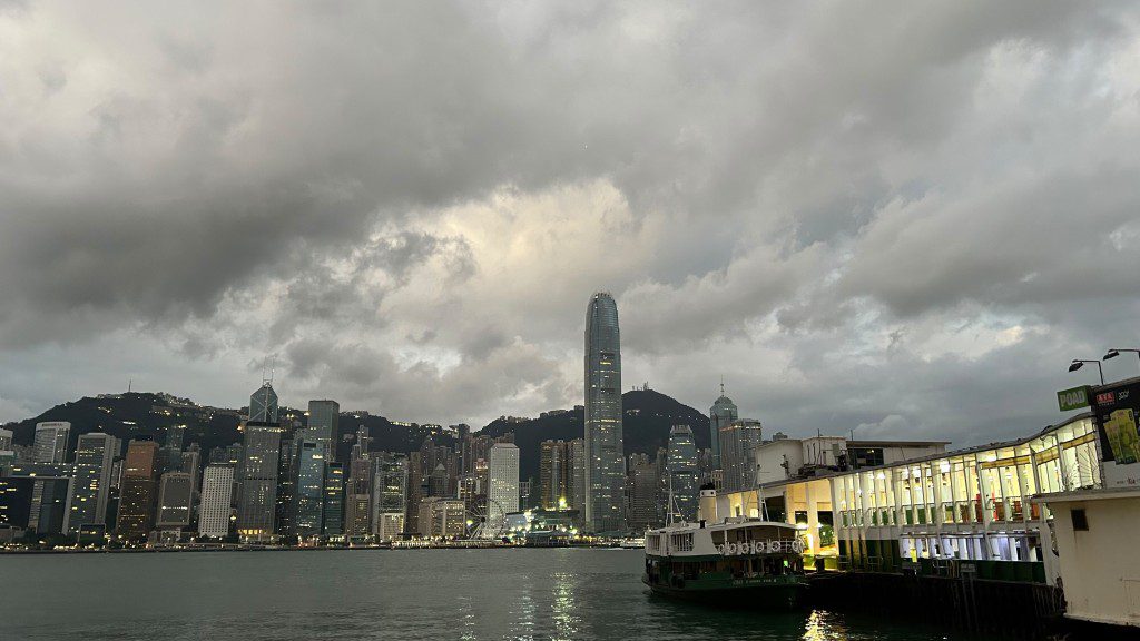 香港天氣預測:大致多雲間中有陽光 日間乾燥最高31度
