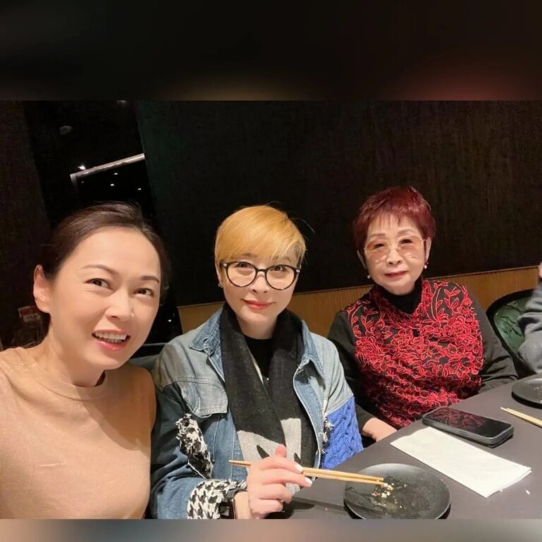 錢嘉樂湯盈盈街頭同框  外母同行互動溫馨