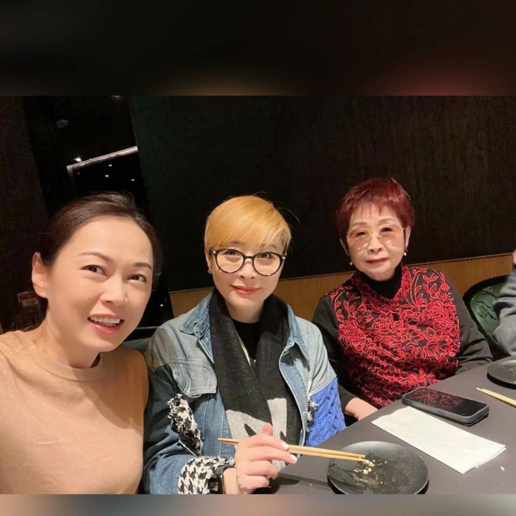 湯盈盈與母親外貌十分相似。