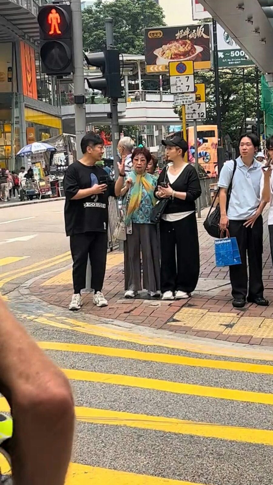日前有網民在街頭巧遇這對明星夫婦,同行的還有湯盈盈的媽媽。