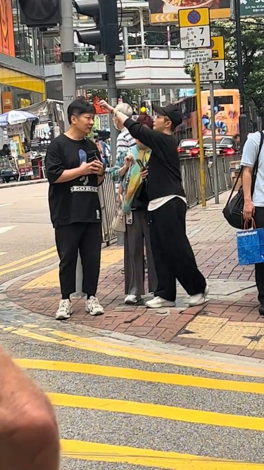 湯盈盈細心體貼地照顧錢嘉樂。