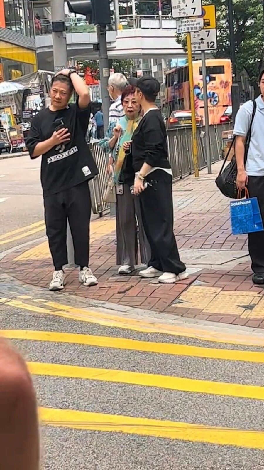 這個充滿愛意且自然的日常小動作,展現了兩人多年相處的默契。
