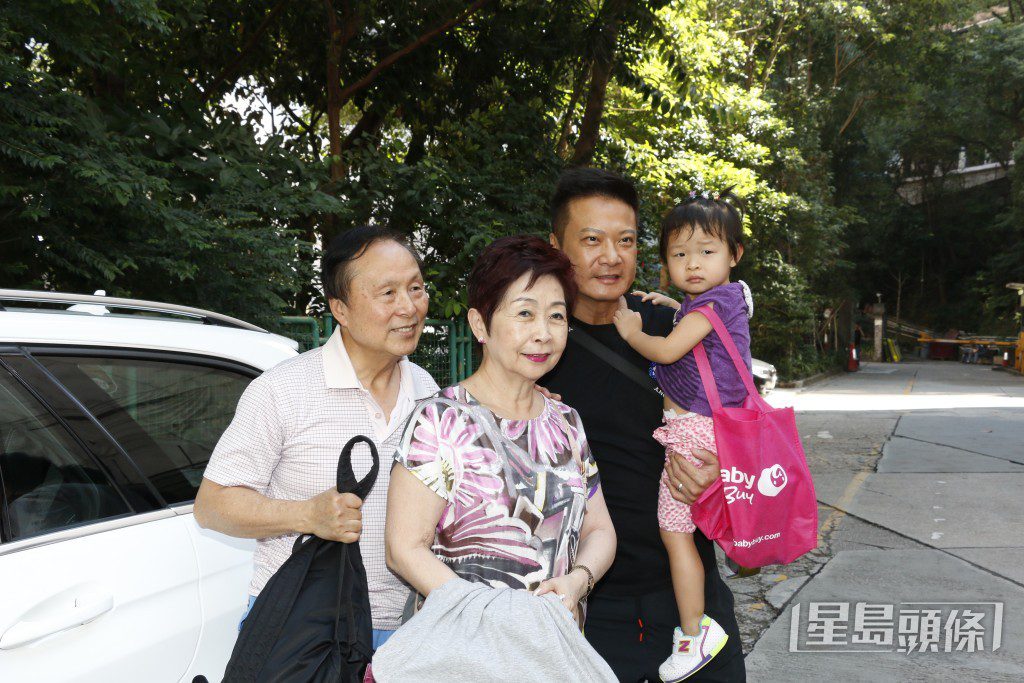 湯盈盈早年誕下女兒時,其父母亦特地從加拿大返港探望孫女。