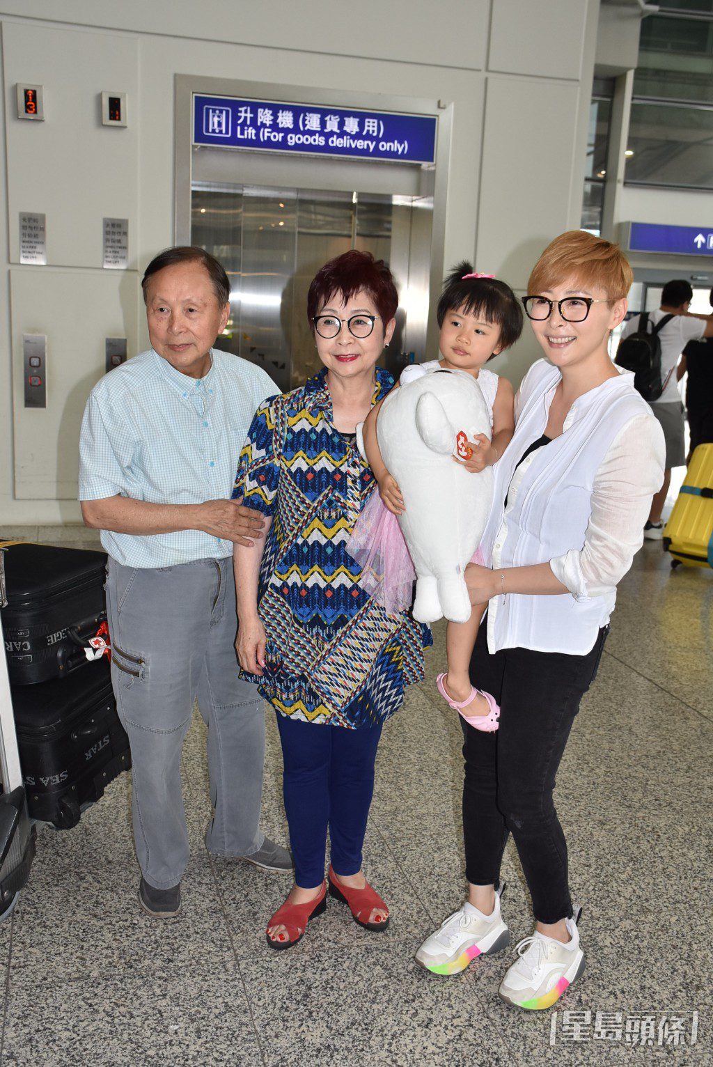 湯盈盈母親不時會返港探望一對可愛的孫女。