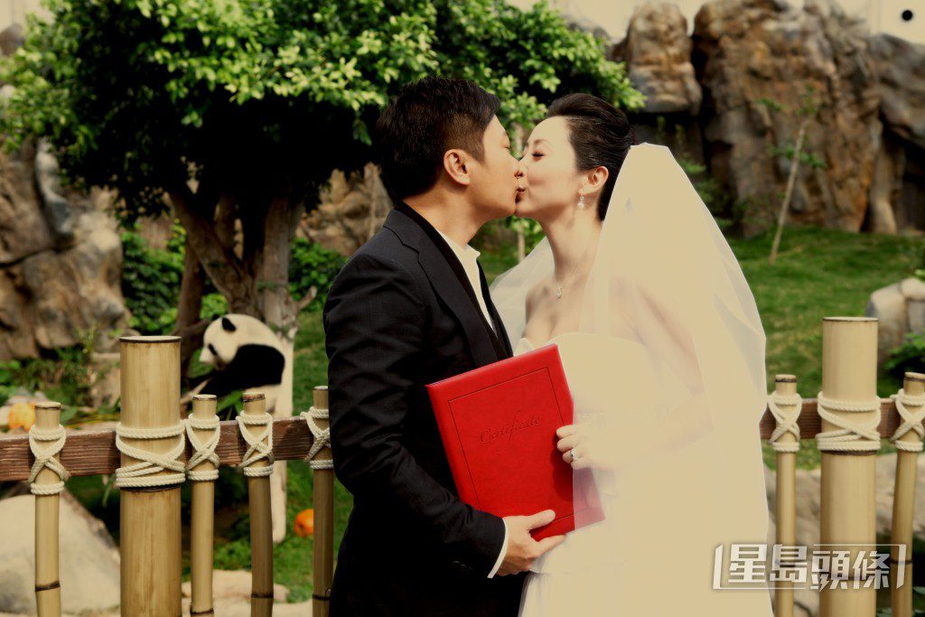 錢嘉樂與湯盈盈於2012年在海洋公園熊貓館舉行婚禮。