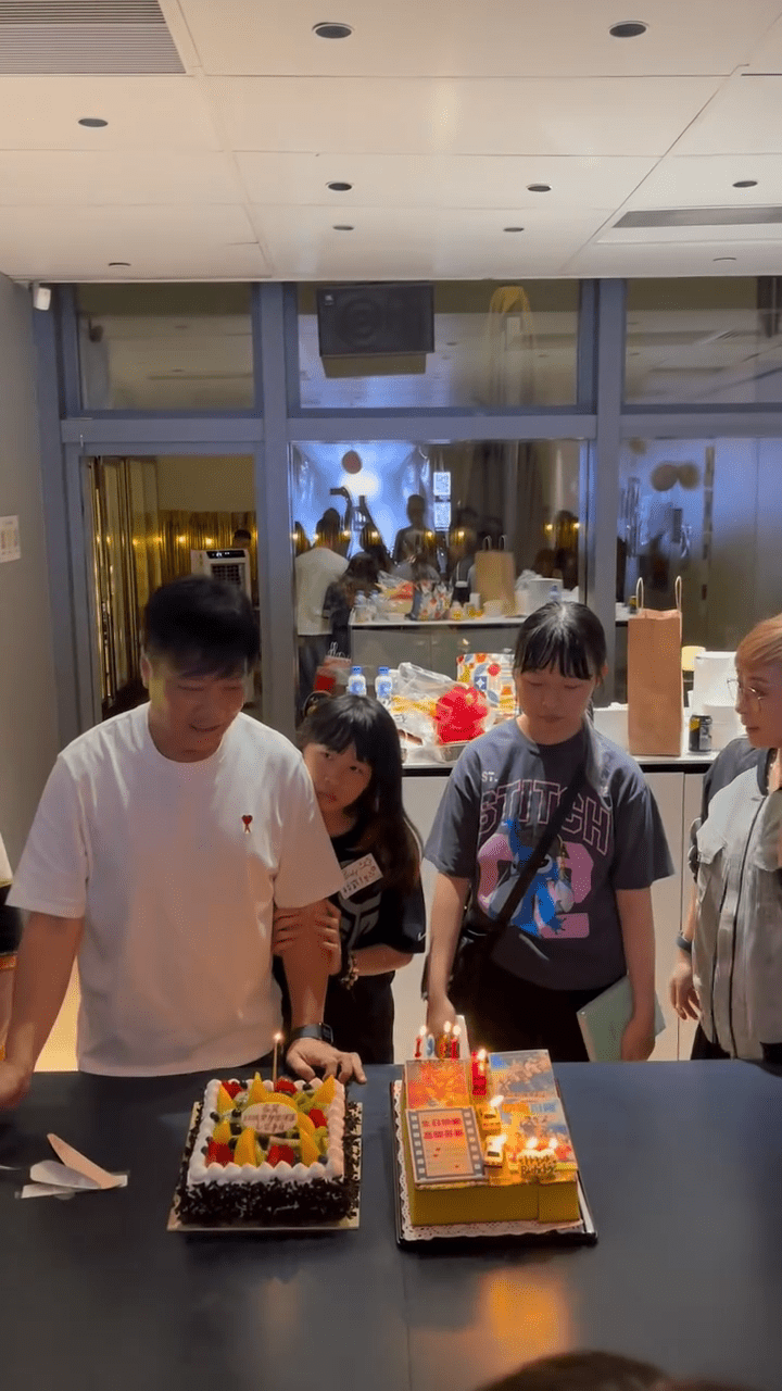 錢嘉樂61歲生日時,獲太太湯盈盈及兩位千金陪伴在側,一家四口溫馨合照。
