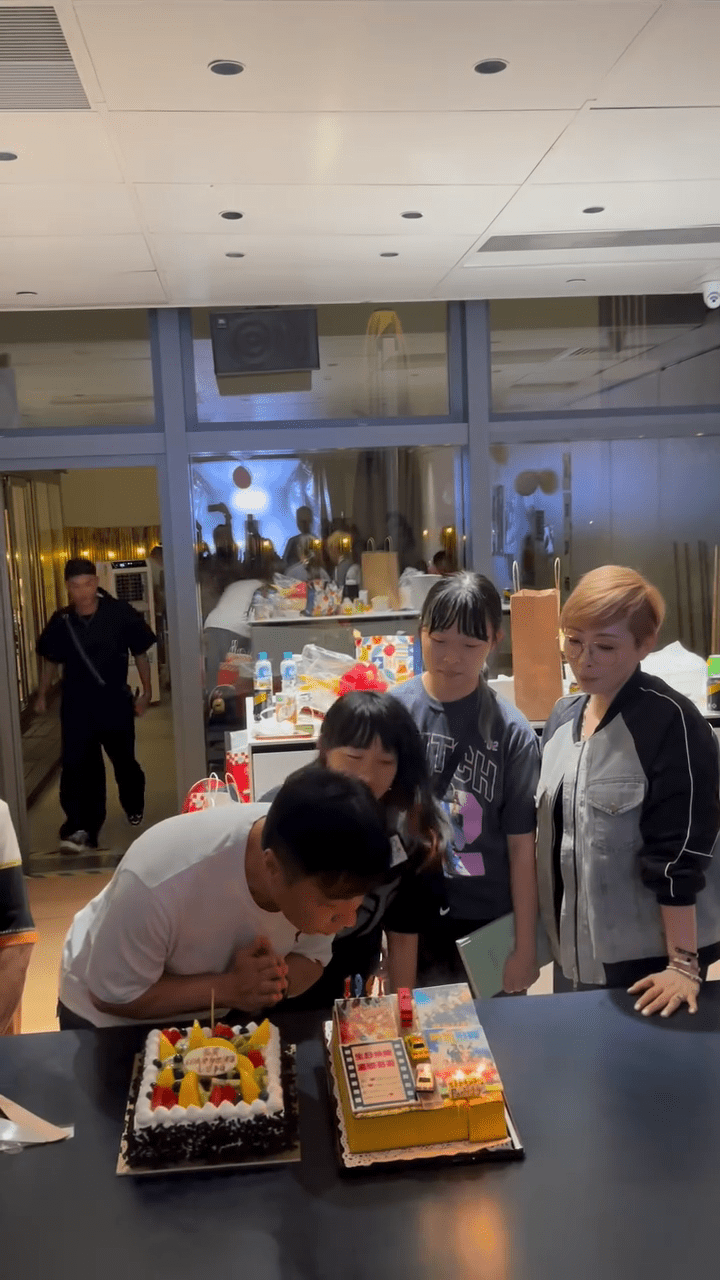 壽星錢嘉樂在吹蠟燭前,細心與女兒們交流。
