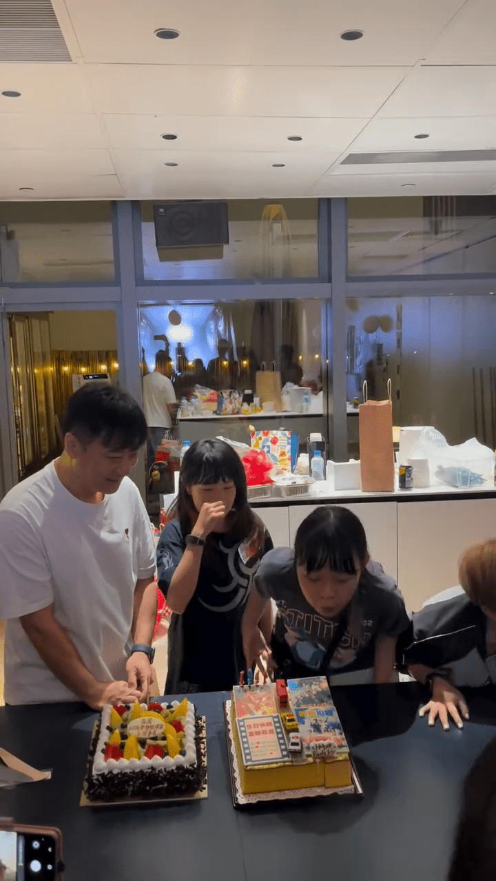 一家人為壽星錢嘉樂唱生日歌,場面熱鬧溫馨。