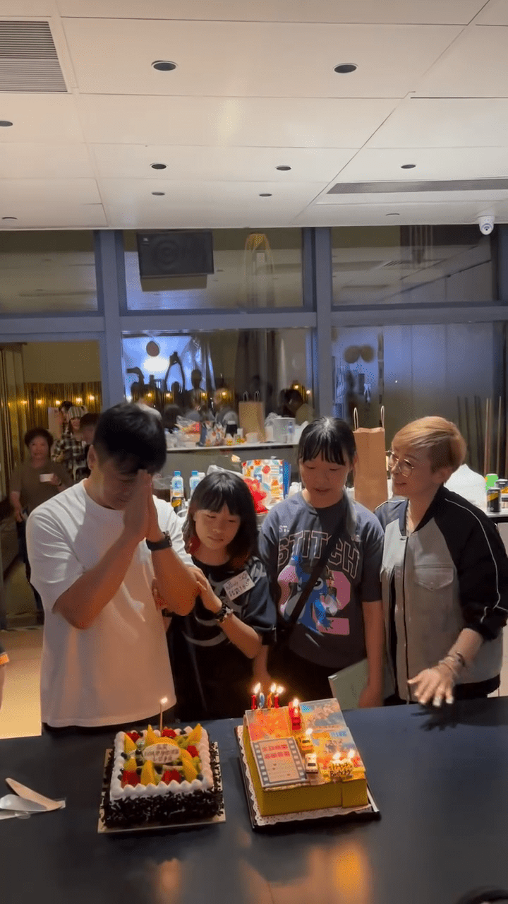 錢嘉樂與小女兒一同吹熄其中一個生日蛋糕上的蠟燭,大女兒在旁守候。