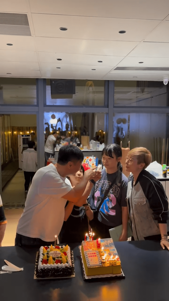 壽星錢嘉樂邀請大女兒一起吹蠟燭。