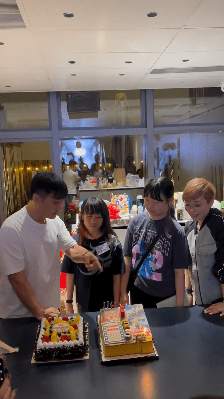 錢嘉樂與女兒互動頻繁,父女情深。