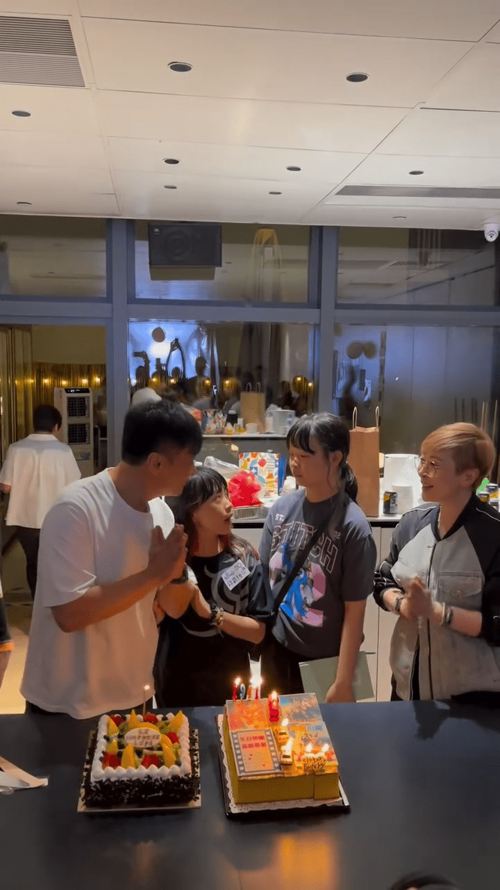 錢嘉樂示意女兒們吹蠟燭,盡顯對女兒的疼愛。