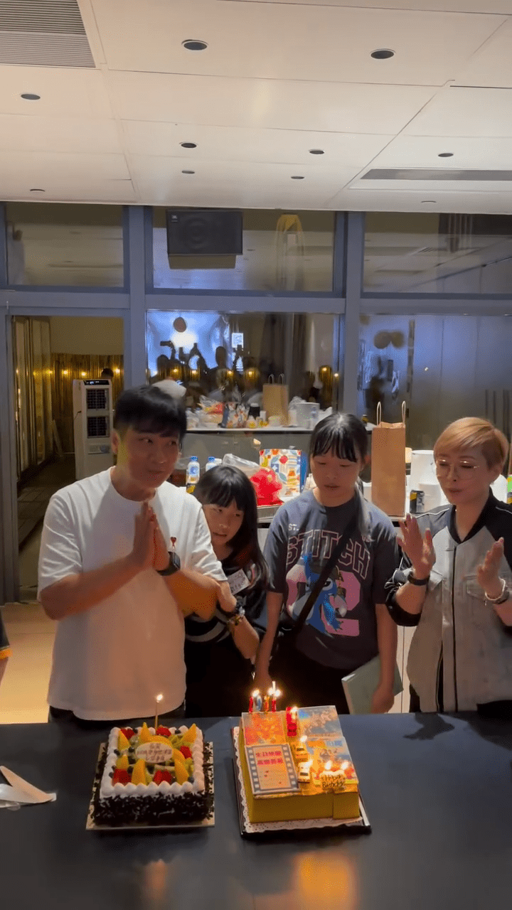 大女錢凱晴(Alyssa)盡顯長姐風範,將大部份蠟燭都讓給妹妹吹熄。