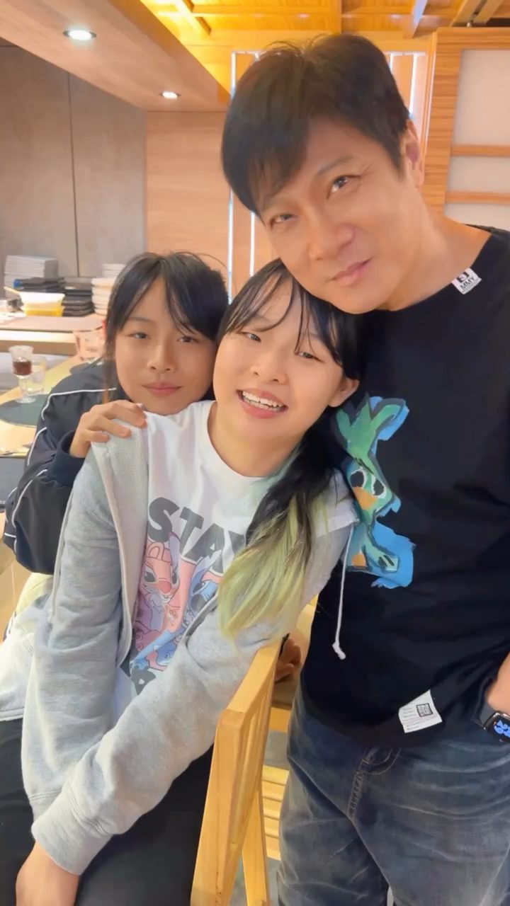 錢嘉樂對兩個女兒如珠如寶。